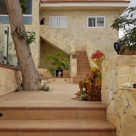 Montana Luna House With Гостевой дом *